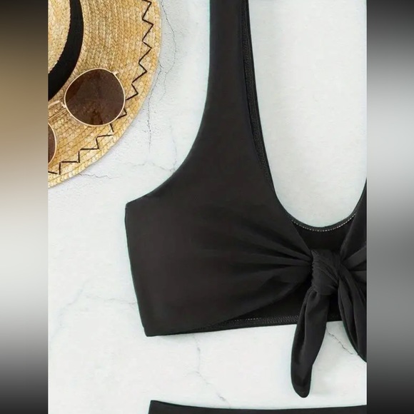 New! 🏖️ Chic & Comfortable Black V-Neck Bikini Top - Picture 7 of 10